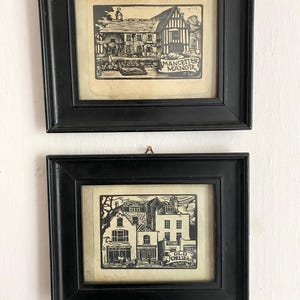 Könnte beinhalten: Zwei gerahmte Schwarz-Weiß-Drucke. Der obere Druck zeigt Mancetter Manor. Der untere Druck zeigt Old Chelsea. Beide Drucke befinden sich in schwarzen Holzrahmen und hängen an einer weißen Wand.
