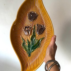 plat vintage en barbotine Orfinox,  décor tulipes , années 60, vintage Orfinox slip dish, tulip design, 1960s
