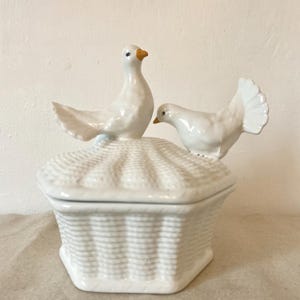 Bonbonnière en barbotine au décor de colombes ,céramique italy ,Bonbonnière in barbotine decorated with doves, italy ceramics