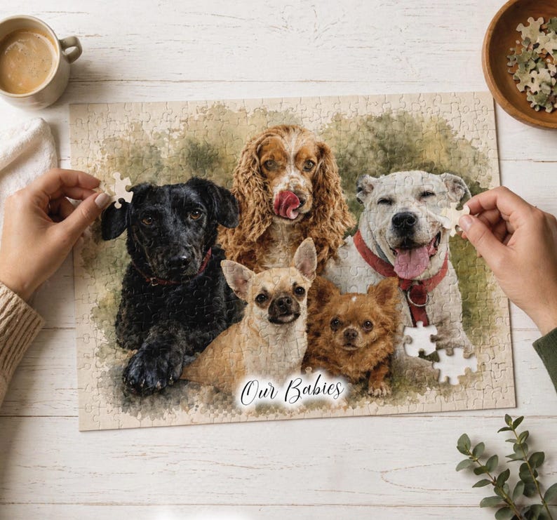 Op de afbeelding: Een gepersonaliseerde legpuzzel met een portret van vijf honden. De puzzel toont een zwarte Labrador, een Cocker Spaniel, een Chihuahua, een Pomeranian en een Pitbull. De tekst "Our Babies" staat onderaan.
