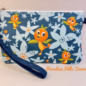 Tela PERSONALIZADA nueva, ¡solo disponible aquí! Cartera con correa para la muñeca y cierre de anilla en D con diseño de pájaro naranja, de Paradise Falls Sewing.