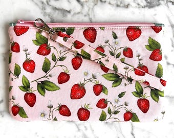 Cartera de mano de algodón con estampado de fresas: Cartera de mano hecha a mano con ranuras para tarjetas