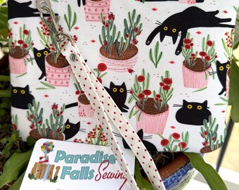 Bolso con estampado de gatos negros, plantas de interior y macetas, ranuras para tarjetas, monedero con correa de muñeca y cremallera de Paradise Falls Sewing, regalo para amantes de los gatos.