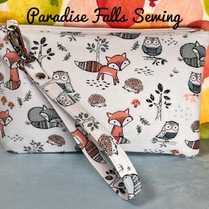 Woodland Fox Owl Hedgehog - Cartera de mano con tres ranuras para tarjetas con cremallera de Paradise Falls Sewing