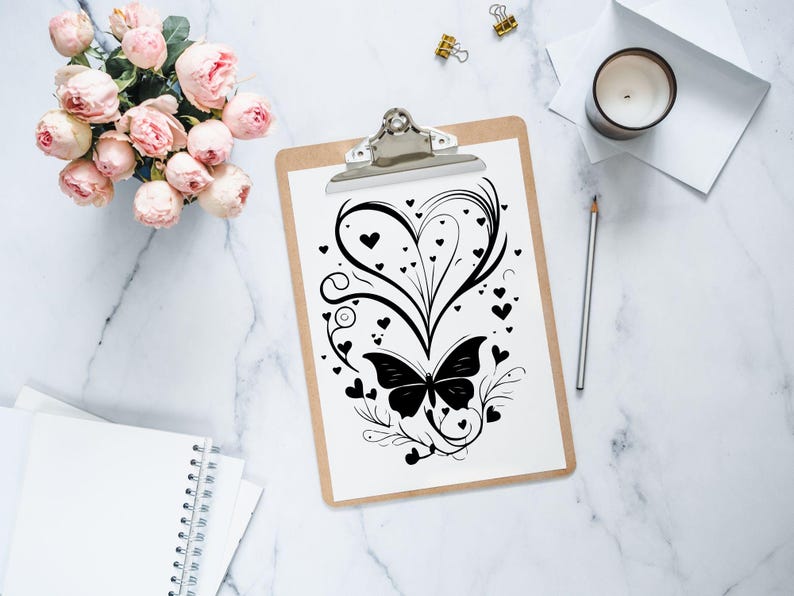 Puede incluir: Una ilustraci&oacute;n en blanco y negro de una mariposa con un dise&ntilde;o en forma de coraz&oacute;n y acentos florales. La ilustraci&oacute;n est&aacute; sobre un fondo blanco y est&aacute; enmarcada por un portapapeles.