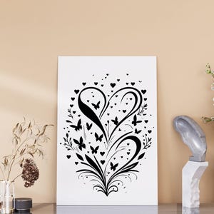 Puede incluir: Impresi&oacute;n en blanco y negro de una forma de coraz&oacute;n estilizada con mariposas y corazones. El dise&ntilde;o recuerda a un patr&oacute;n floral.