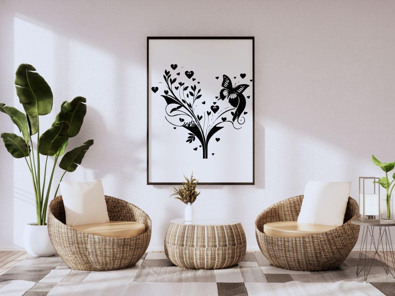 Puede incluir: Dos sillas de mimbre con cojines blancos se enfrentan en un sal&oacute;n. Una mesa de centro de mimbre se encuentra entre las sillas. Una impresi&oacute;n en blanco y negro enmarcada de una mariposa y corazones cuelga de la pared detr&aacute;s de la mesa de centro. Una planta en maceta se encuentra en el suelo a la izquierda de las sillas.