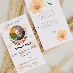 Op de afbeelding: Twee rouwkaarten met bloemmotieven. Eén kaart toont een foto van een man, de tekst "Celebrating the life of SMITH MURPHY TRIBUTE AND FUNERAL SERVICE". De andere kaart luidt "THANK YOU FOR YOUR PRAYERS".