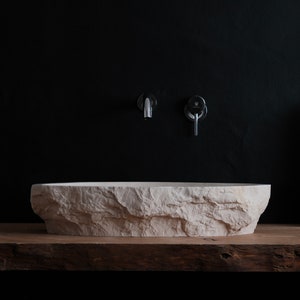 Carved marble sink (Marfil)