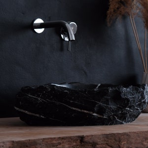 Lavabo artesanal de piedra: mármol negro texturizado para tocadores minimalistas