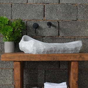 Peut inclure: Ensemble de trois tasses en céramique avec une finition mate et mouchetée. Les tasses sont de couleur crème, gris clair et gris foncé. Chaque tasse a un design simple et minimaliste.