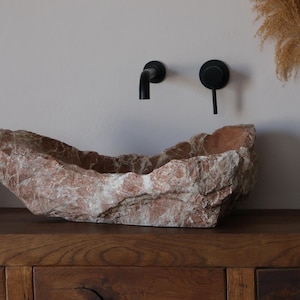 Pia de mármore vermelho artesanal, peça única para decoração de banheiro, estilo luxuoso e natural.