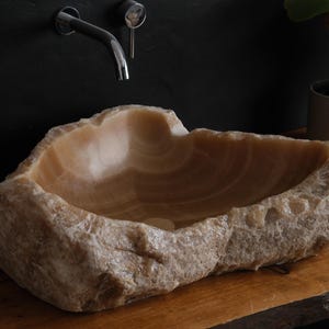 Lavabo artisanal en onyx, vasque en pierre naturelle avec couvercle de drain assorti