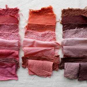 Puede incluir: Una colecci&oacute;n de muestras de tela te&ntilde;idas en varios tonos de rosa, rojo y marr&oacute;n. Las muestras est&aacute;n dispuestas en tres columnas, con cada columna mostrando un degradado de color.
