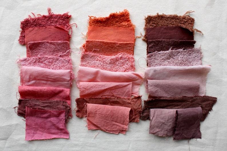 Puede incluir: Una colecci&oacute;n de muestras de tela te&ntilde;idas en varios tonos de rosa, rojo y marr&oacute;n. Las muestras est&aacute;n dispuestas en tres columnas, con cada columna mostrando un degradado de color.