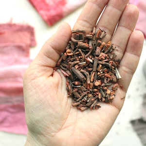 Puede incluir: Un pu&ntilde;ado de corteza de tinte rojo seca, un ingrediente natural utilizado para te&ntilde;ir telas. La corteza es de color marr&oacute;n rojizo y tiene una textura rugosa.