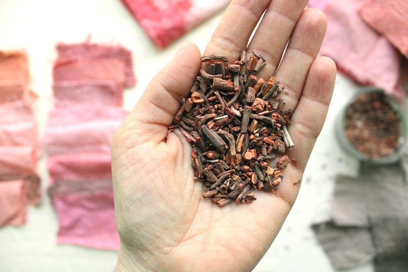 Puede incluir: Un pu&ntilde;ado de corteza de tinte rojo seca, un ingrediente natural utilizado para te&ntilde;ir telas. La corteza es de color marr&oacute;n rojizo y tiene una textura rugosa.