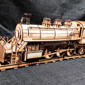Gedetailleerde lasergesneden plannen stoommachine en kolenwagen: schaal 1:32 G - digitale SVG-download met inbegrepen tracks en stapsgewijze montagefoto's