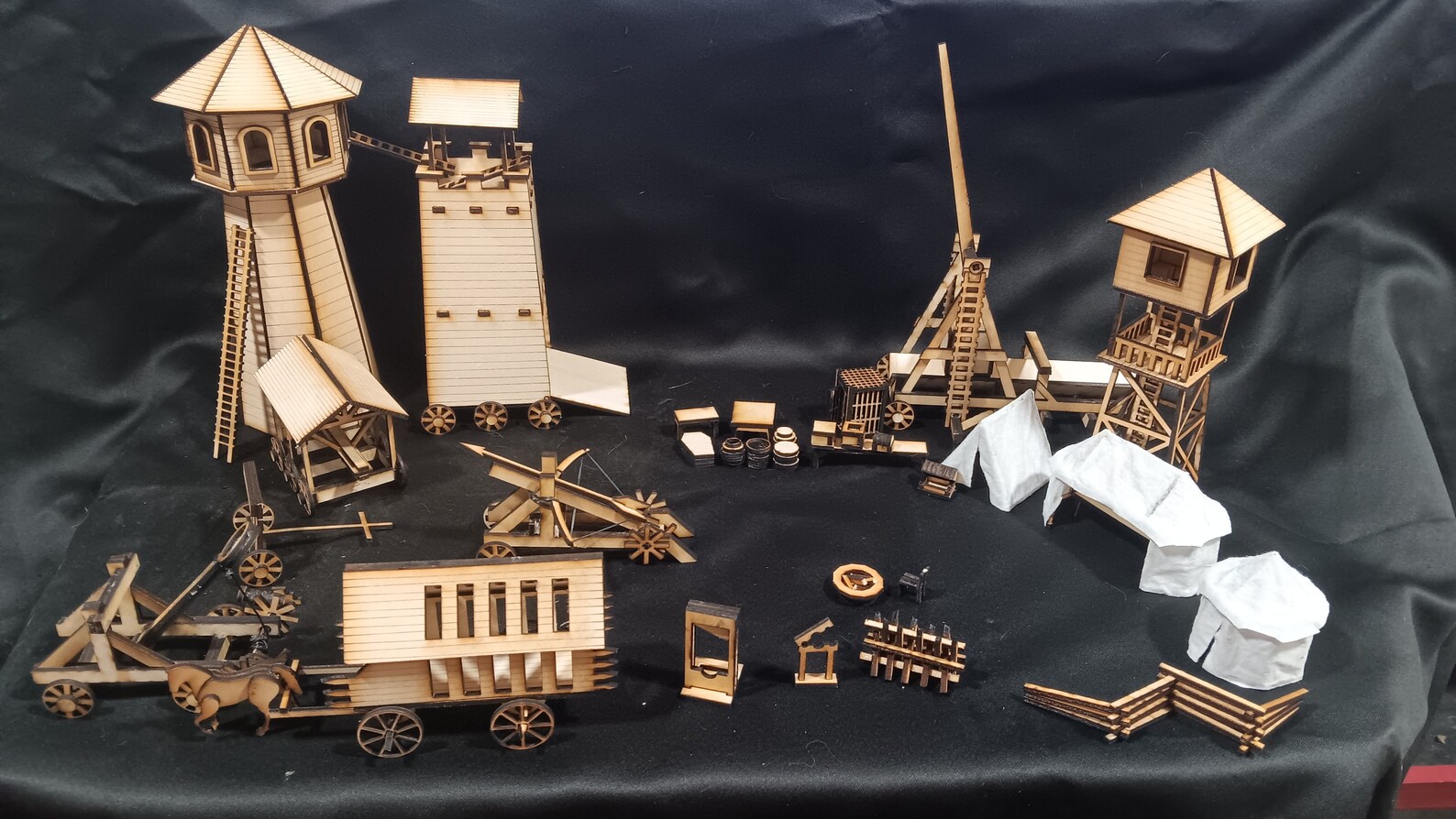 35 Piece Medieval Siege Warfare Pack With Working Trebuchet, Ballista
