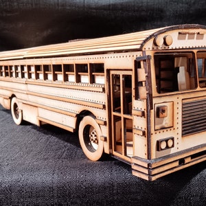 Peut inclure: Un modèle en bois d'un bus scolaire jaune avec des accents noirs. Le bus a un extérieur détaillé avec des fenêtres, des portes et des phares. Le modèle est en bois et a une apparence réaliste.