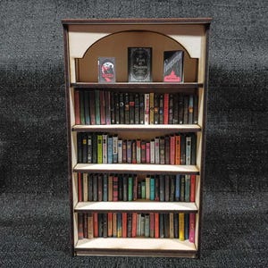 Miniatur Bücherregal Laser Cut Pläne | 1:12 Maßstab | 100 Bestseller & Fan-Favoriten | Druckbare Buch-Cover | Puppenstube Möbel Fidget Spielzeug