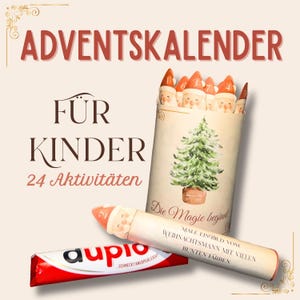 Puede incluir: Calendario de Adviento para niños con el texto "ADVENTSKALENDER FÜR KINDER 24 Aktivitäten". La imagen incluye un recipiente cilíndrico con una ilustración de árbol de Navidad y figuras de Papá Noel. También se ven una chocolatina y un crayón.