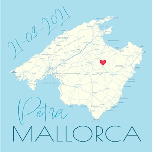 Puede incluir: Un mapa de Mallorca con un corazón rojo que marca una ubicación. El texto "Petra MALLORCA" está en la parte inferior, con la fecha "21-03-2021" en la parte superior. El mapa es de color beige claro sobre un fondo azul claro.