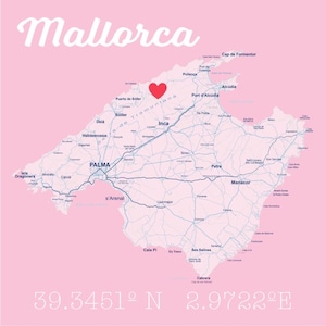 Puede incluir: Un mapa rosa de Mallorca con la palabra "Mallorca" en una fuente cursiva en la parte superior. Un corazón rojo marca una ubicación en el mapa. El mapa incluye nombres de lugares y coordenadas en la parte inferior.