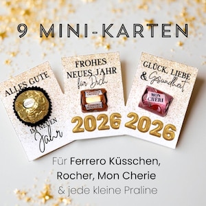 Pode incluir: Nove mini cartões com detalhes de glitter dourado, cada um com uma mensagem diferente e um doce de chocolate. Os cartões têm texto em alemão, incluindo "Frohes Neues Jahr" e "Alles Gute". O ano "2026" é exibido em dourado.