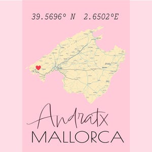 Puede incluir: Un mapa rosa de Mallorca con un corazón rojo que marca Andratx. El texto "Andratx MALLORCA" está escrito en una fuente elegante debajo del mapa. Coordenadas 39.5696° N 2.6502° E en la parte superior.