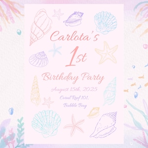 Puede incluir: Invitación de cumpleaños rosa claro con ilustraciones de conchas marinas y estrellas de mar. El texto dice "1er cumpleaños de Carlota" con la fecha 15 de agosto de 2025 y la ubicación.