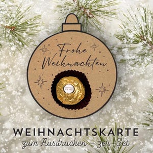 Może przedstawiać: Karta świąteczna w kształcie bombki, wykonana z brązowego kartonu, z napisem "Frohe Weihnachten". Zawiera złoty cukierek czekoladowy. Na dole karty widnieje napis "WEIHNACHTSKARTE zum Ausdrucken - 3er-Set".