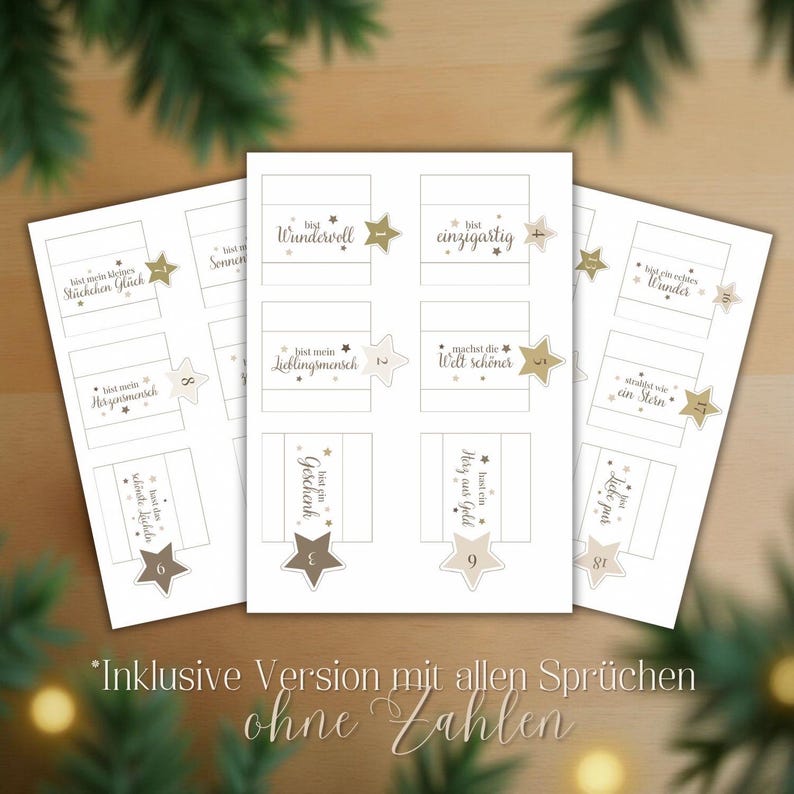 Op de afbeelding: Drie witte papieren vellen met gouden steraccenten en Duitse tekst. Elk vel bevat meerdere rechthoekige labels met zinnen als "Wundervoll" en "Lieblingsmensch". De onderkant van de afbeelding luidt "Inklusive Version mit allen Spr&uuml;chen ohne Zahlen."