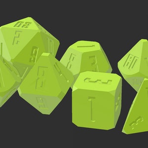 Puede incluir: Un conjunto de siete dados verdes con diferentes números en cada cara. Los dados están hechos de un material suave y flexible, perfecto para juegos de mesa.