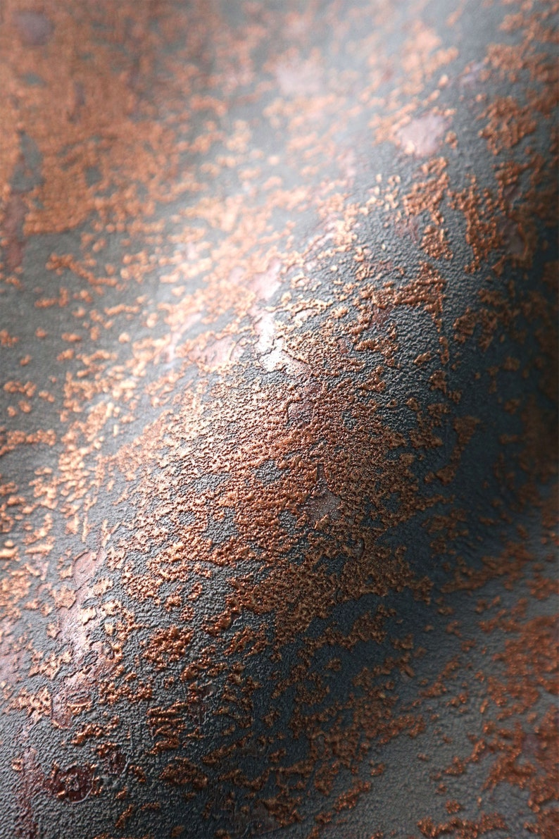 Peut inclure: Gros plan sur une surface textur&eacute;e avec une finition en cuivre m&eacute;tallique. La surface a une texture rugueuse et irr&eacute;guli&egrave;re avec un l&eacute;ger &eacute;clat.