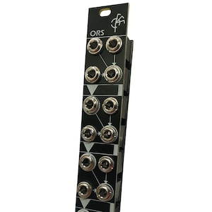 Può includere: Un modulo Eurorack nero con il testo "ORS" e "WAVEWRECKER" stampato su di esso. Il modulo ha otto jack da 1/4 di pollice con alloggiamenti in metallo argentato e manopole in plastica nera. I jack sono collegati da linee nere con frecce che indicano la direzione del flusso del segnale.