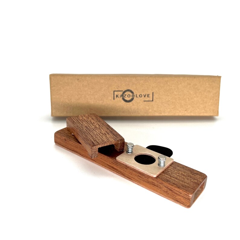 Personalisierbare Profi Kazoo aus Holz Mahagoni satter warmer Sound Geschenk für Musiker Begleitinstrument für Gitarre Instrument für Kinder Bild 2