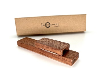 Personalisierbare Profi Kazoo aus Holz Mahagoni satter warmer Sound Geschenk für Musiker Begleitinstrument für Gitarre Instrument für Kinder