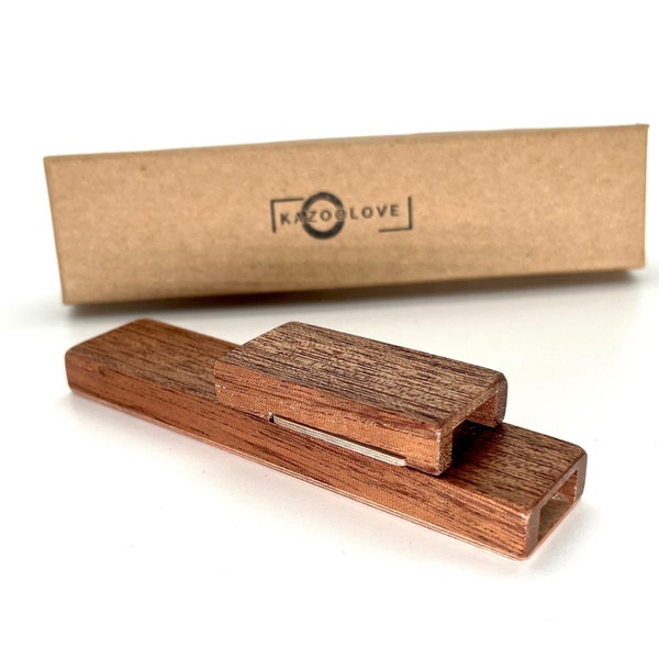 Personalisierbare Profi Kazoo aus Holz Mahagoni satter warmer Sound Geschenk für Musiker Begleitinstrument für Gitarre Instrument für Kinder