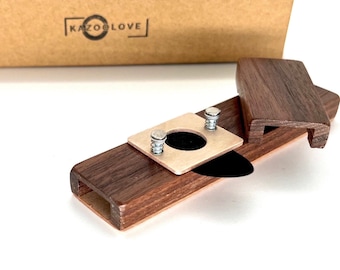 Personalisierbare Profi Kazoo aus Holz Nussholz satter warmer Sound Geschenk für Musiker Begleitinstrument für Gitarre Instrument für Kinder