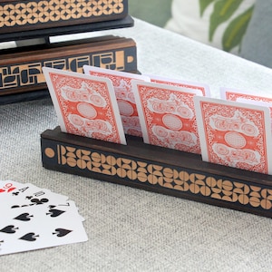 Porta cartas para Canasta, Kids Uno y Samba. Juego de 2, diseño moderno de madera grabada. Disponible en varios anchos. Cartas no incluidas.