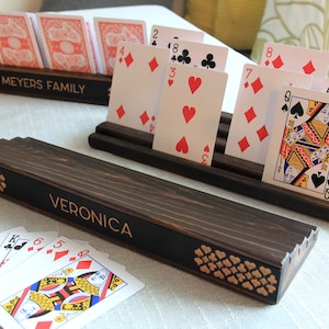 Personalisierter Spielkartenhalter für Canasta, Kids Uno, Samba. Set von 2 gravierten Holzständern. Mehrere Breiten. Spielkarten NICHT INBEGRIFFEN