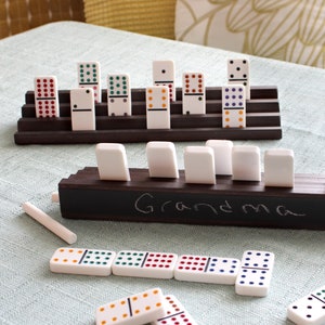 Pizarra para colocar fichas de dominó. Juego de 2 soportes de madera con pizarra y tiza. Tren Mexicano, Rummikub. NO INCLUYE DOMINÓS.