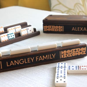 Personalisierte Domino / Rummikub-Kachelhalter. Set von 2, Mid-century mod Holz gravierte Domino Ständer. Mehrere Breiten. DOMINO NICHT INBEGRIFFEN