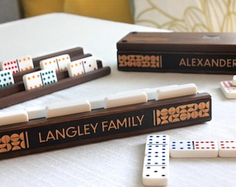 Personalisierte Domino Rummikub-Kachelhalter: Mid-Century Modern Graviertes Holz, mehrere Breiten, DOMINOES NICHT ENTHALTEN