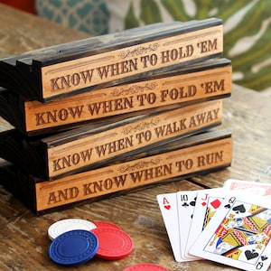 Porta cartas Know When To Hold 'Em. Juego de 4 porta cartas de madera para Samba, Canasta, Uno o Rummy. Porta cartas perfectos para niños.