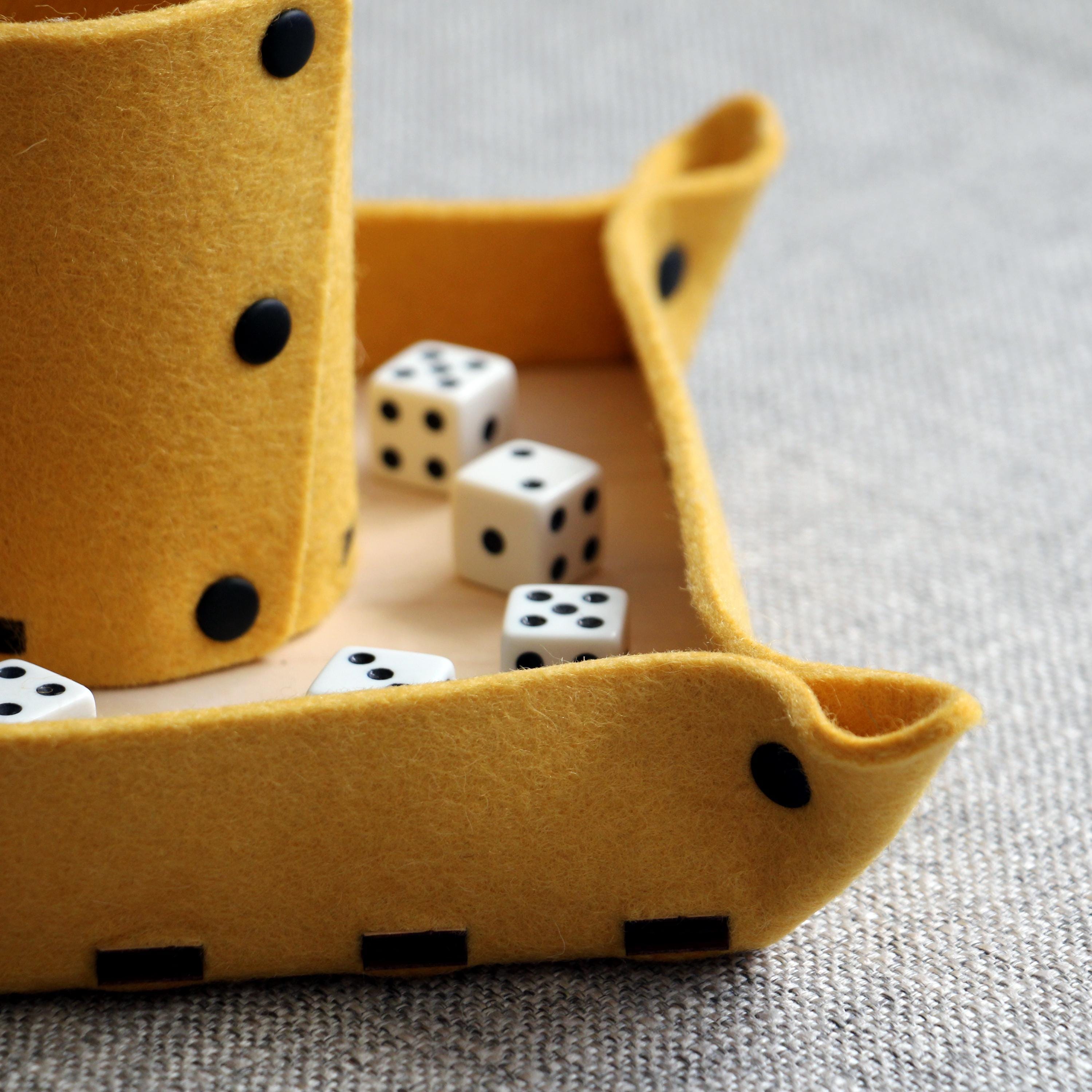 PU Lederen Dobbelstenen Cup Set Met 5 Bekers + 25 Dobbelstenen - Fluweel Interieur