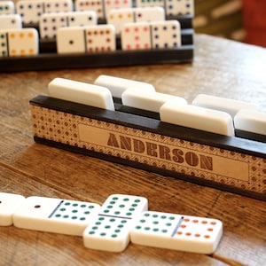 Personalisierte Domino / Rummikub-Fliesenhalter. 2er Set, aus Holz graviert. Mehrere Breiten. DOMINO NICHT INBEGRIFFEN