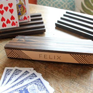 Personalisierter Spielkartenhalter Canasta, Kids Uno, Samba. 2er Set, Mid Century, Holz graviert. Mehrfachbreite. Spielkarten NICHT INBEGRIFFEN