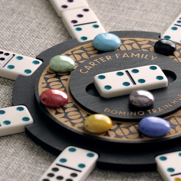 Gepersonaliseerde Domino Mexican-treinnaaf: gegraveerd houten station met 9 gekleurde treinen, REKKEN en DOMINO'S NIET inbegrepen
